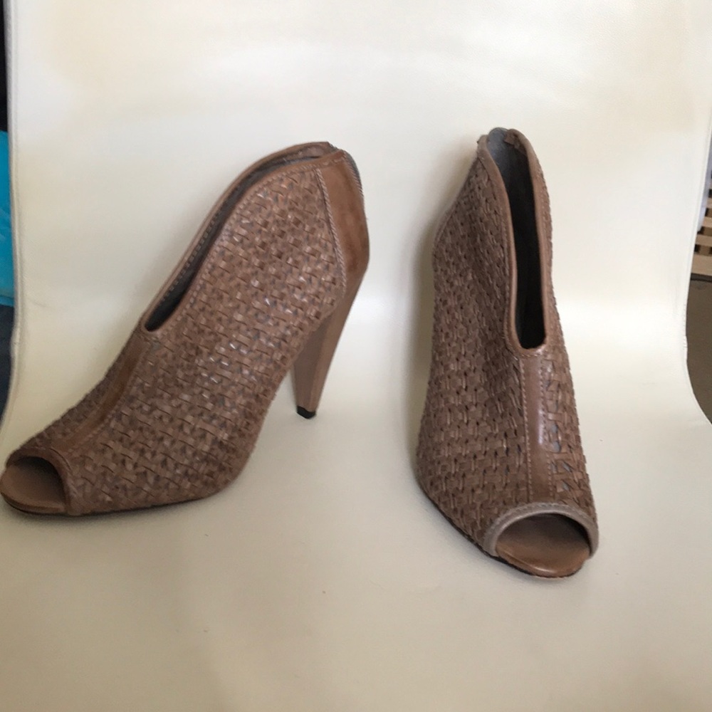 Vincent Camuto. Size 9.5 woven booties